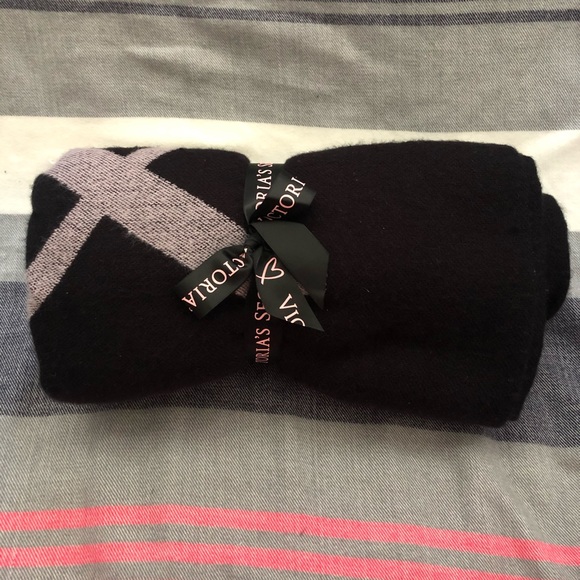 Victoria’s Secret Limited Edition Throw Blanket - Picture 1 of 3